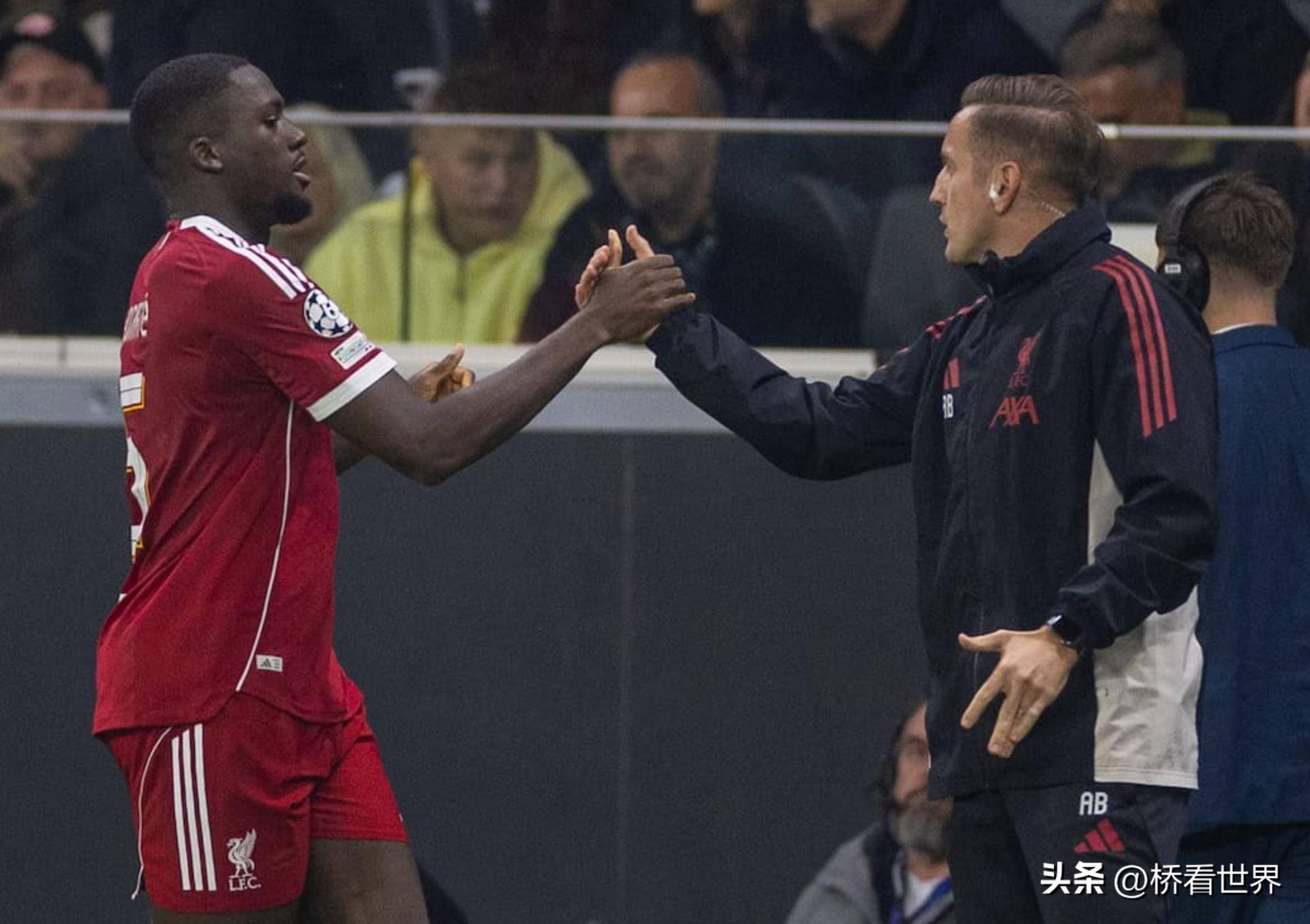 关于利物浦训练开放日；今晨防线松动引欢呼；NBA常规赛在即；更衣室氛围转暖的信息