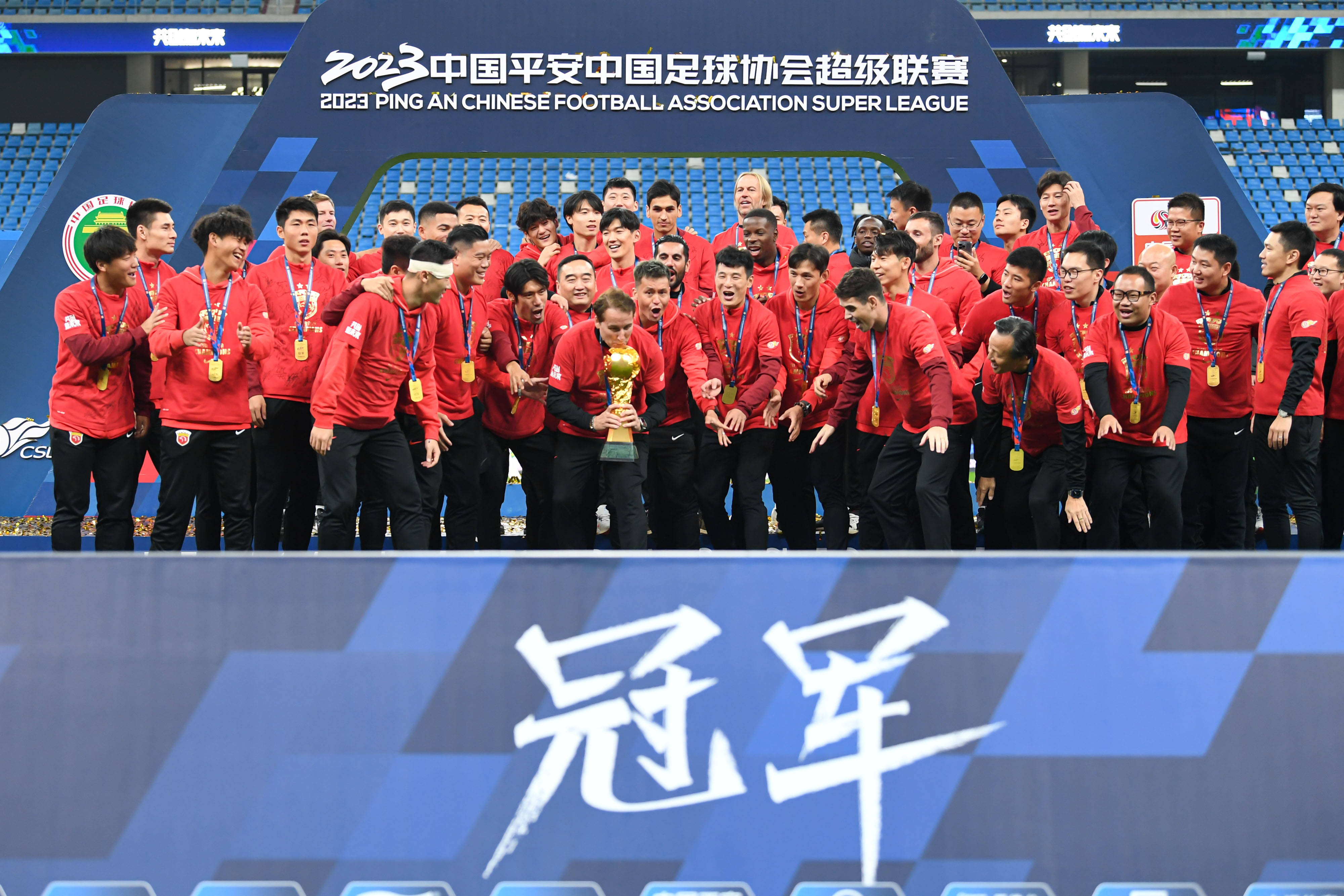 德甲赛程吃紧；上海海港窗口期刷新队史纪录；气氛紧张；资深球员宣示担当的简单介绍